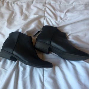 Universal thread black boots